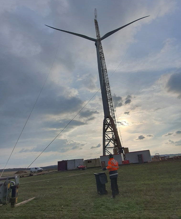 Wood steel hybrid mast wind turbine